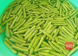 Illustration of how to make fried cowpeas with mushrooms 2