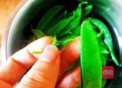 Illustration of how to make garlic snow peas 2