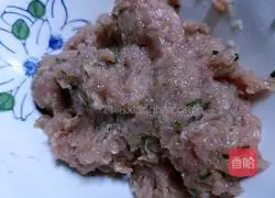 Illustration of how to make snowflake meat and bean curd skin rolls 2