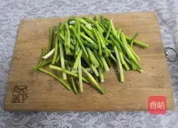 Illustration of how to stir-fry broad beans with garlic sprouts 1