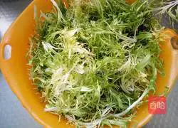 Illustration of how to make cold bitter chrysanthemum 2