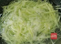 Illustration of how to make shredded cold lettuce 3