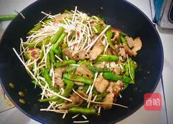 Illustration of how to make steamed braised noodles 14