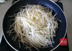 Illustration of how to make fried leeks with shredded potatoes 10