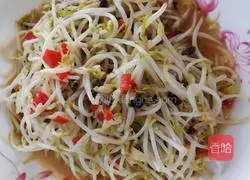 Illustration of how to stir-fry bean sprouts with chopped pepper 3
