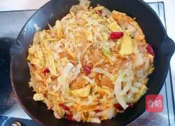 Illustration of how to make cabbage vermicelli 8