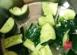 Illustration of how to pat cucumbers 4