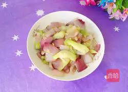 Illustration of how to stir-fry luffa with onions 12