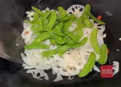 Illustration of how to make fried lotus root slices with snow peas 6