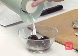 Illustration of how to make pepper and preserved eggs 2