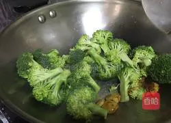 Illustration of how to make stir-fried broccoli 5