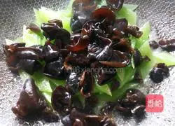 Illustration of how to cook lettuce and fungus 4