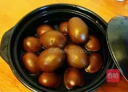 Illustration of how to make beer-braised eggs 9