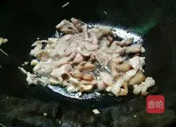 Illustration of how to stir-fry meat with celery and bean sprouts 3