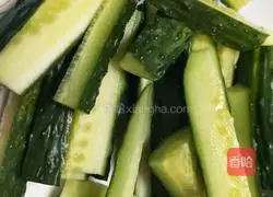 Illustration of how to make cold cucumber 1