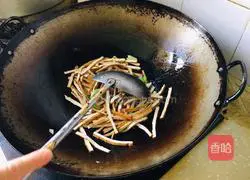 Illustration of how to make stir-fried dried beans with leeks 4