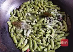 Illustration of how to make salted edamame 6