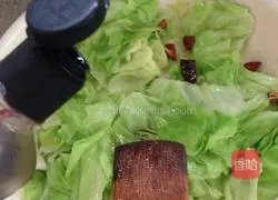 Illustration of how to make hand-shredded cabbage 5