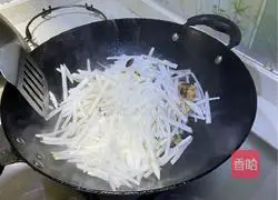 Illustration of how to make shredded radish in chicken sauce 7