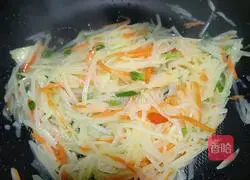 Illustration of how to make spicy and sour potato shreds 9