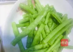 Illustration of how to stir-fry green beans with shredded green and red peppers (Peerless Double Peppers vs.Green Forest Heroes) 1