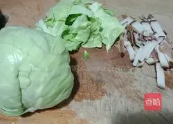Illustration of how to make hand-shredded cabbage 1