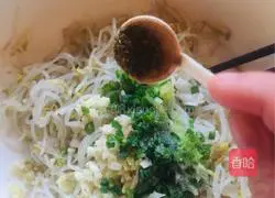 Illustration of how to make cold mung bean sprouts 9