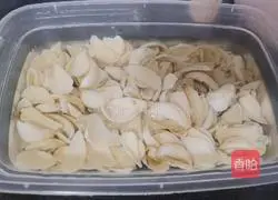 Illustration of how to stir-fry celery and lily 3