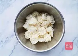 Illustration of how to make cold lotus root with juice-absorbing noodles 3