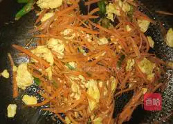 Illustration of how to make scrambled eggs with shredded carrots 8