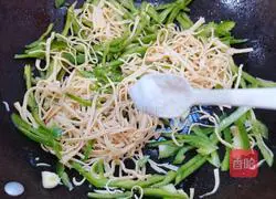 Illustration of how to stir-fry thousands of green peppers 11