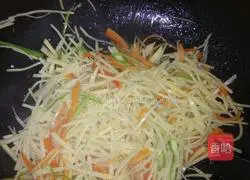 Illustration of how to make green pepper and potato shreds 8