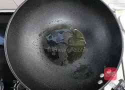 Illustration of how to stir-fry celery and yuba 9