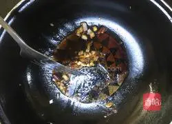 Illustration of how to make cold white fungus and spinach vermicelli 6