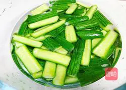 Illustration of how to make spicy cold cucumbers 4
