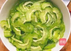 Illustration of how to make bitter melon and scrambled eggs 3