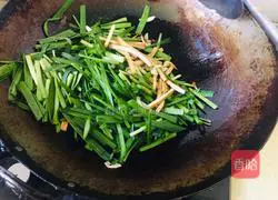 Illustration of how to make fried leeks with dried fragrant seeds 4