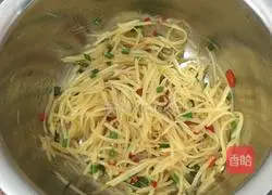 Illustration of how to make spicy and sour potato shreds 8