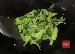 Illustration of how to make garlic broccoli 9