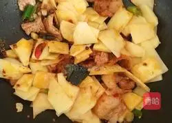 Illustration of how to make dry pot potato slices 4