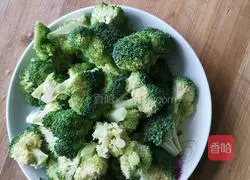 Illustration of how to make cold broccoli 1