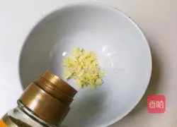 Illustration of how to make green onion, garlic paste and black fungus 7