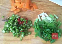 Illustration of how to make cold black fungus with raw pepper 2