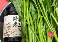 Illustration of how to make stir-fried water spinach with soybean paste in Xiangchou 1