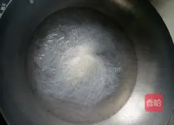 Illustration of how to make cold cucumber vermicelli 4