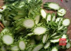 Illustration of how to make stir-fried loofah 1