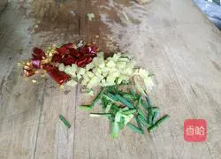 Illustration of making spicy and sour lotus root diced 2