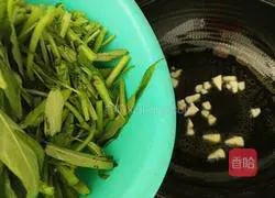 Illustration of how to make stir-fried water spinach 7
