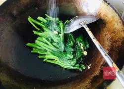 Illustration of how to stir-fry kale with garlic 6