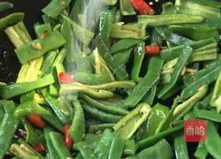 Illustration of making double pepper green beans (weight loss version) 12